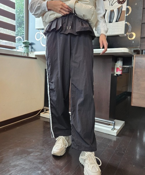 tolene(トレネ)の「ウエストフリル サイドライン ワイド トラックパンツ(その他パンツ・レディース・ブラック/チャコールグレー・FREE)」の5枚目の写真