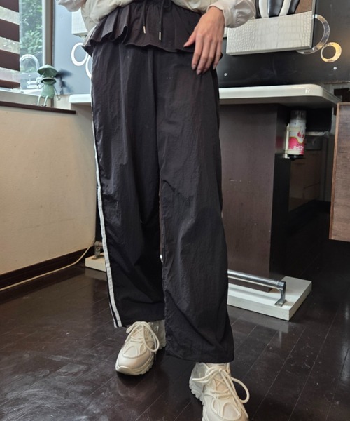 tolene(トレネ)の「ウエストフリル サイドライン ワイド トラックパンツ(その他パンツ・レディース・ブラック/チャコールグレー・FREE)」の4枚目の写真