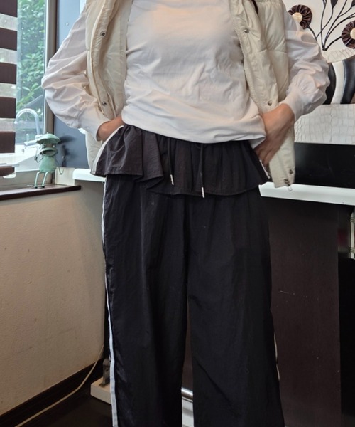 tolene(トレネ)の「ウエストフリル サイドライン ワイド トラックパンツ(その他パンツ・レディース・ブラック/チャコールグレー・FREE)」の3枚目の写真