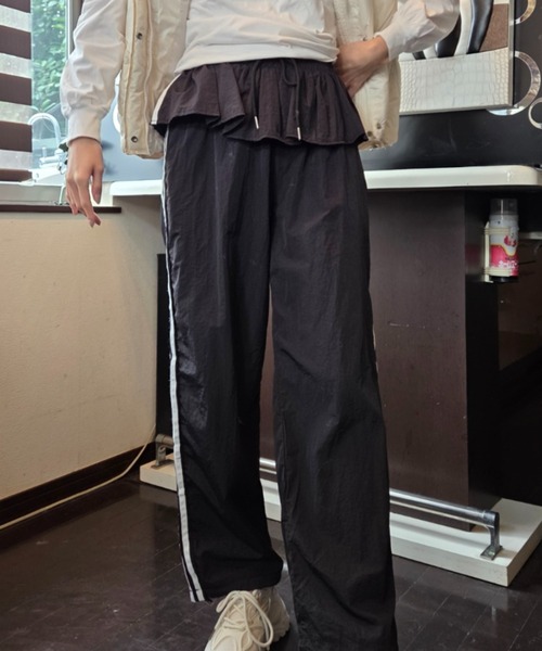 tolene(トレネ)の「ウエストフリル サイドライン ワイド トラックパンツ(その他パンツ・レディース・ブラック/チャコールグレー・FREE)」の6枚目の写真