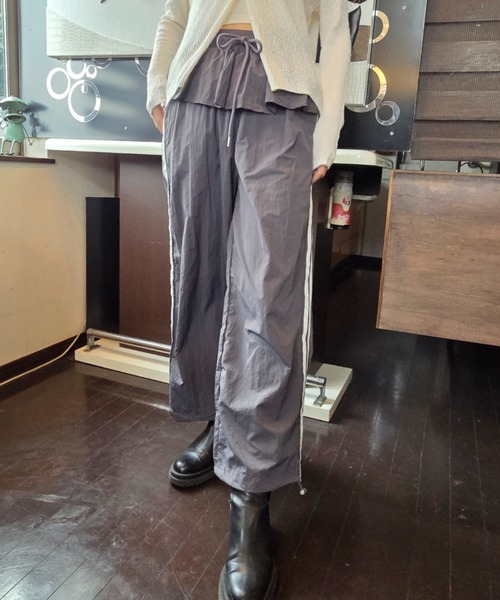 tolene(トレネ)の「ウエストフリル サイドライン ワイド トラックパンツ(その他パンツ・レディース・ブラック/チャコールグレー・FREE)」の21枚目の写真