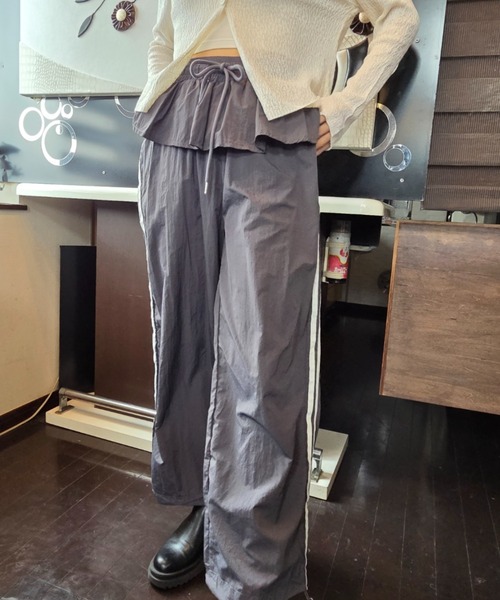 tolene(トレネ)の「ウエストフリル サイドライン ワイド トラックパンツ(その他パンツ・レディース・ブラック/チャコールグレー・FREE)」の22枚目の写真