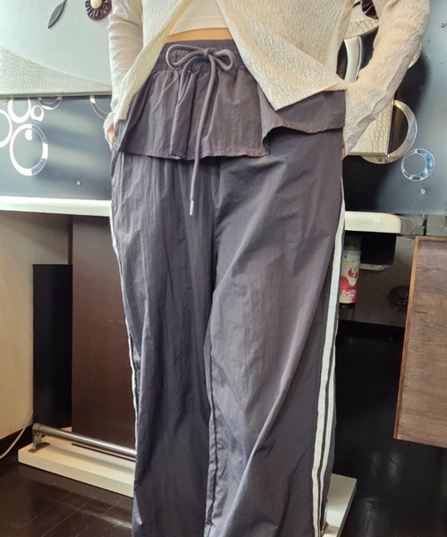 tolene(トレネ)の「ウエストフリル サイドライン ワイド トラックパンツ(その他パンツ・レディース・ブラック/チャコールグレー・FREE)」の17枚目の写真