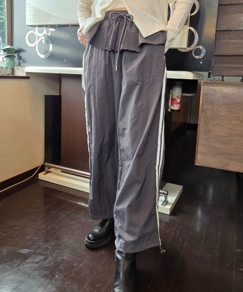 tolene(トレネ)の「ウエストフリル サイドライン ワイド トラックパンツ(その他パンツ・レディース・ブラック/チャコールグレー・FREE)」の20枚目の写真