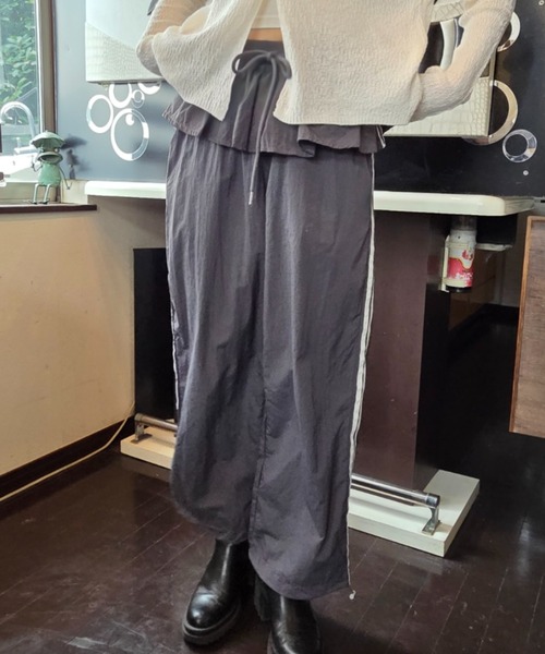 tolene(トレネ)の「ウエストフリル サイドライン ワイド トラックパンツ(その他パンツ・レディース・ブラック/チャコールグレー・FREE)」の19枚目の写真
