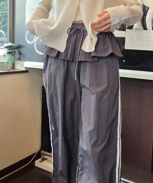 tolene(トレネ)の「ウエストフリル サイドライン ワイド トラックパンツ(その他パンツ・レディース・ブラック/チャコールグレー・FREE)」の18枚目の写真