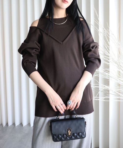 YENNA（イェンナ）の「レイヤード風Vネックプルオーバートップス（ニット/セーター・レディース・アイボリー/ブラック/グレイッシュベージュ/ブラウン・FREE）」の4枚目の写真