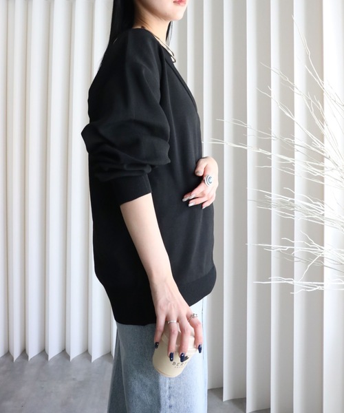 YENNA（イェンナ）の「レイヤード風Vネックプルオーバートップス（ニット/セーター・レディース・アイボリー/ブラック/グレイッシュベージュ/ブラウン・FREE）」の15枚目の写真