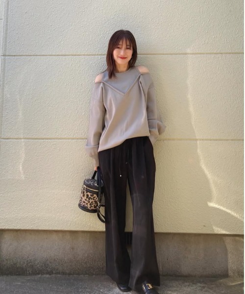YENNA(イェンナ)の「レイヤード風Vネックプルオーバートップス(ニット/セーター・レディース・アイボリー/ブラック/グレイッシュベージュ/ブラウン・FREE)」の14枚目の写真