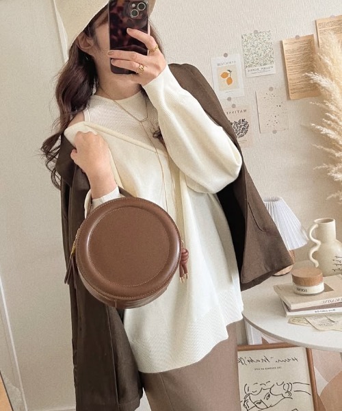 YENNA(イェンナ)の「レイヤード風Vネックプルオーバートップス(ニット/セーター・レディース・アイボリー/ブラック/グレイッシュベージュ/ブラウン・FREE)」の11枚目の写真