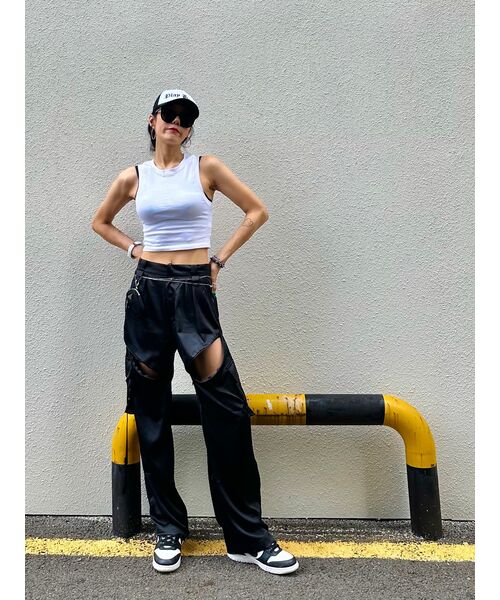 FANYOUNG(ファンヤング)の「ジップスリットサテンワイドカーゴパンツ(その他パンツ・レディース・その他・SMALL/MEDIUM)」の4枚目の写真
