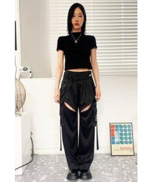 FANYOUNG(ファンヤング)の「ジップスリットサテンワイドカーゴパンツ(その他パンツ・レディース・その他・SMALL/MEDIUM)」の15枚目の写真