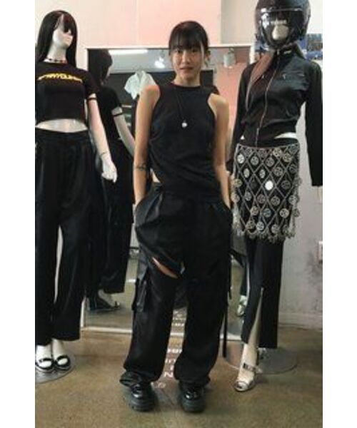FANYOUNG(ファンヤング)の「ジップスリットサテンワイドカーゴパンツ(その他パンツ・レディース・その他・SMALL/MEDIUM)」の8枚目の写真