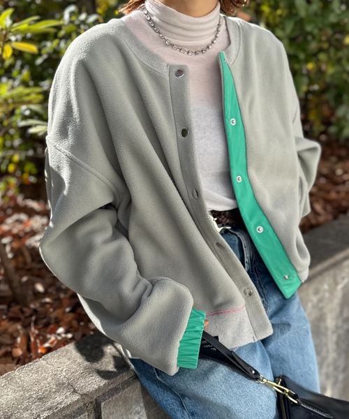 mi via loca（ミヴィアロカ）の「配色フリースボア クルーネックカーディガン/プルオーバー（カーディガン/ボレロ・レディース・グレー/ベージュ・FREE）」の2枚目の写真