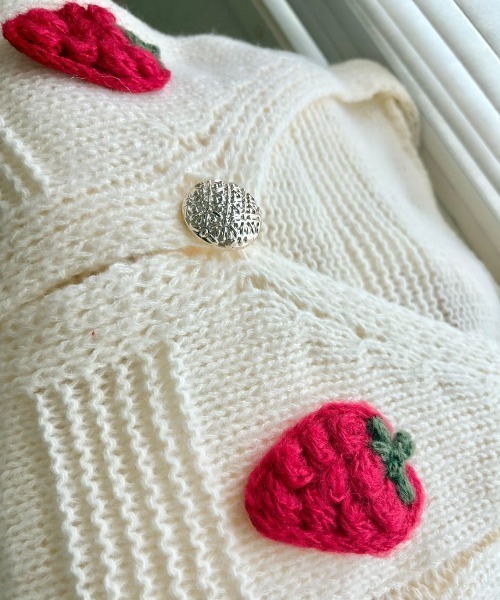 ぷっくりいちご柄ボリュームニットカーデ（カーディガン/ボレロ