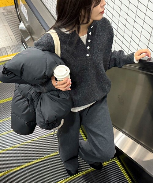 fredy emue（フレディエミュ）の「ヘンリーネックニットプルオーバー（ニット/セーター・レディース・ピンク/ライトグレー/イエロー/チャコールグレー・38）」の2枚目の写真