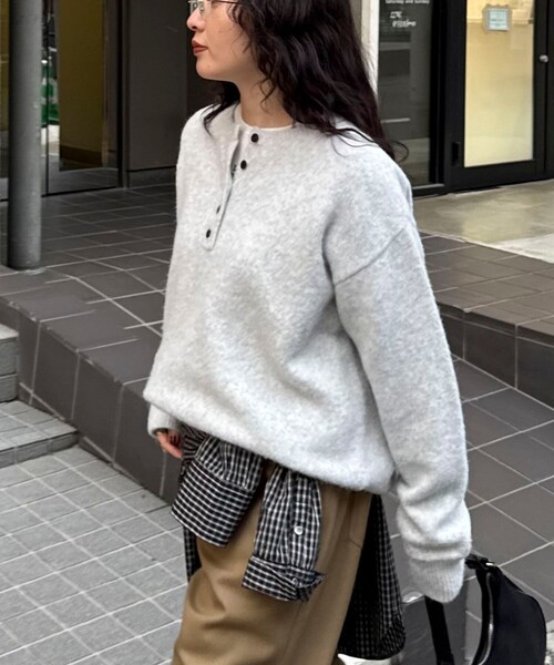 fredy emue（フレディエミュ）の「ヘンリーネックニットプルオーバー（ニット/セーター・レディース・ピンク/ライトグレー/イエロー/チャコールグレー・38）」の3枚目の写真