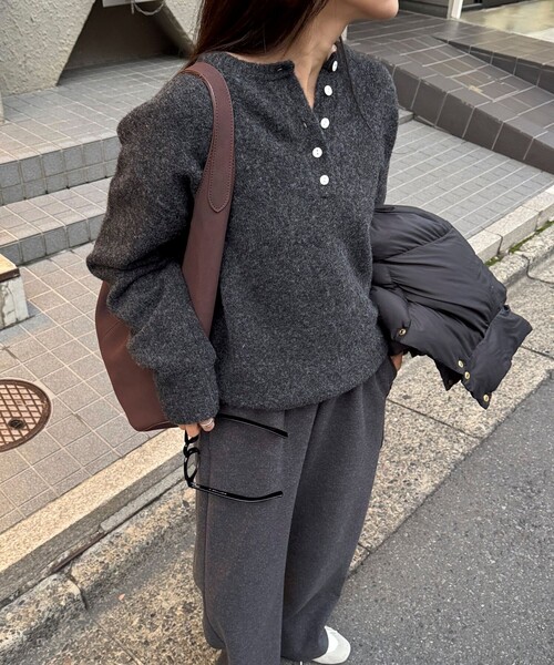 fredy emue（フレディエミュ）の「ヘンリーネックニットプルオーバー（ニット/セーター・レディース・ピンク/ライトグレー/イエロー/チャコールグレー・38）」の6枚目の写真