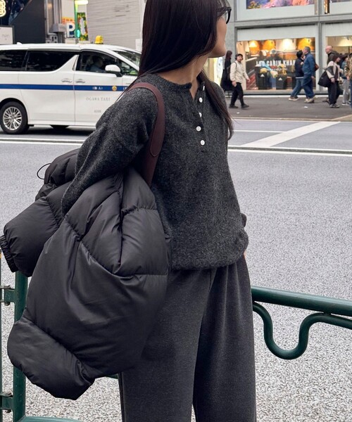 fredy emue（フレディエミュ）の「ヘンリーネックニットプルオーバー（ニット/セーター・レディース・ピンク/ライトグレー/イエロー/チャコールグレー・38）」の7枚目の写真