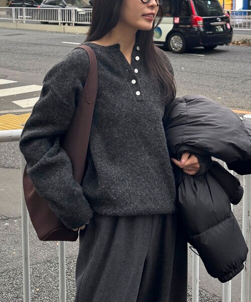 fredy emue（フレディエミュ）の「ヘンリーネックニットプルオーバー（ニット/セーター・レディース・ピンク/ライトグレー/イエロー/チャコールグレー・38）」の11枚目の写真