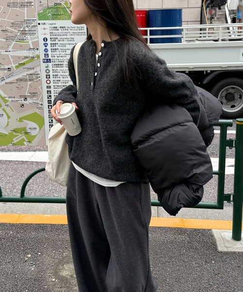 fredy emue（フレディエミュ）の「ヘンリーネックニットプルオーバー（ニット/セーター・レディース・ピンク/ライトグレー/イエロー/チャコールグレー・38）」の13枚目の写真