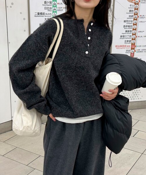 fredy emue（フレディエミュ）の「ヘンリーネックニットプルオーバー（ニット/セーター・レディース・ピンク/ライトグレー/イエロー/チャコールグレー・38）」の15枚目の写真