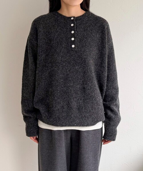 fredy emue（フレディエミュ）の「ヘンリーネックニットプルオーバー（ニット/セーター・レディース・ピンク/ライトグレー/イエロー/チャコールグレー・38）」の16枚目の写真