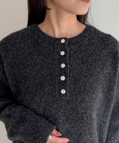 fredy emue（フレディエミュ）の「ヘンリーネックニットプルオーバー（ニット/セーター・レディース・ピンク/ライトグレー/イエロー/チャコールグレー・38）」の19枚目の写真