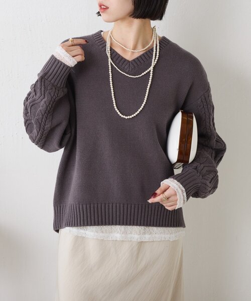 Jena espace merveilleux（ジェナ　エスパスメルヴェイユ）の「【スッキリ小顔見え◎】袖ケーブルVニット（ニット/セーター・レディース・オフホワイト/チャコールグレー/ライトグレー・FREE）」の2枚目の写真