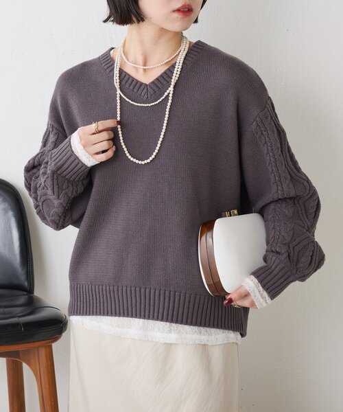 Jena espace merveilleux（ジェナ　エスパスメルヴェイユ）の「【スッキリ小顔見え◎】袖ケーブルVニット（ニット/セーター・レディース・オフホワイト/チャコールグレー/ライトグレー・FREE）」の22枚目の写真