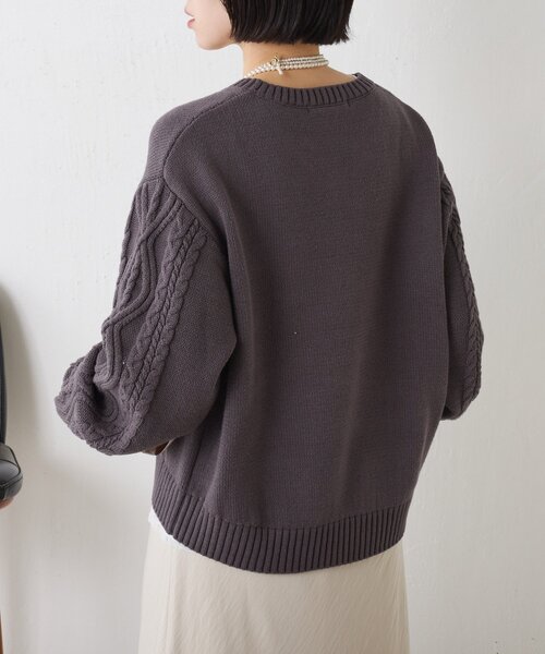 Jena espace merveilleux（ジェナ　エスパスメルヴェイユ）の「【スッキリ小顔見え◎】袖ケーブルVニット（ニット/セーター・レディース・オフホワイト/チャコールグレー/ライトグレー・FREE）」の21枚目の写真