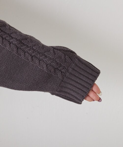 Jena espace merveilleux（ジェナ　エスパスメルヴェイユ）の「【スッキリ小顔見え◎】袖ケーブルVニット（ニット/セーター・レディース・オフホワイト/チャコールグレー/ライトグレー・FREE）」の13枚目の写真