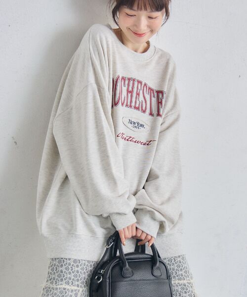 RETRO GIRL（レトロガール）の「カレッジロゴトレーナー（スウェット・レディース・グリーン/ホワイト系その他/ブルー・FREE）」の2枚目の写真