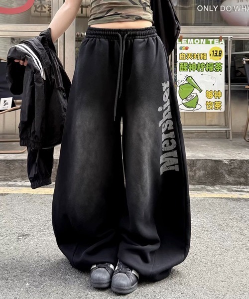 Ressaca(レサーカ)の「ワイドシルエットユーズド加工ロゴスウェットパンツ(スウェットパンツ・レディース・ブラック/パープル・M/L)」の1枚目の写真