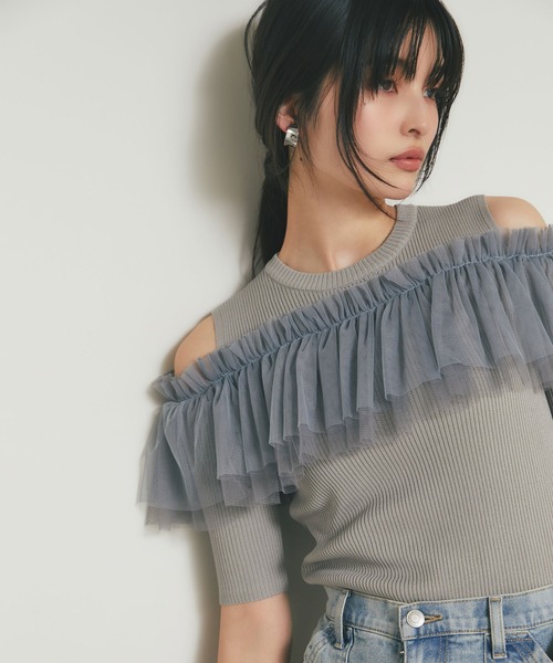 &. NOSTALGIA(アンドドットノスタルジア)の「チュールフリルオープンショルダーニット(ニット/セーター・レディース・オフホワイト/グレー・M)」の3枚目の写真