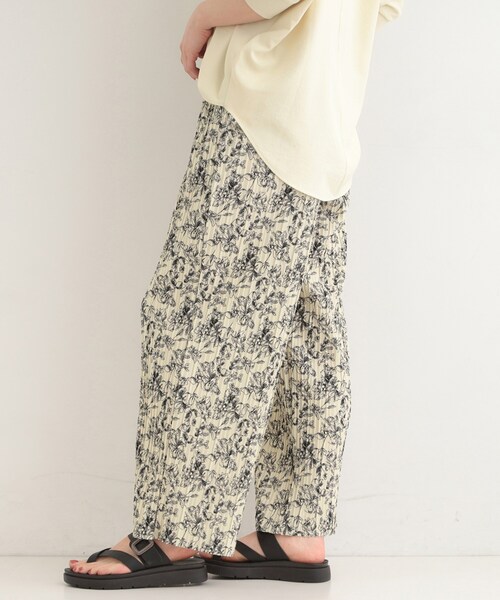 SHOO・LA・RUE（シューラルー）の「【S-LL/柄が選べる】ウエストゴムでらくちん 上品な光沢感　大人プリーツイージーパンツ（その他パンツ・レディース・ブラック系3/アイボリー系6/ブラック/ネイビー系5・02/03/04/01）」の3枚目の写真