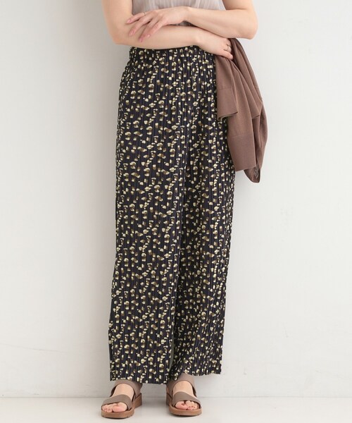 SHOO・LA・RUE（シューラルー）の「【S-LL/柄が選べる】ウエストゴムでらくちん 上品な光沢感　大人プリーツイージーパンツ（その他パンツ・レディース・ブラック系3/アイボリー系6/ブラック/ネイビー系5・02/03/04/01）」の4枚目の写真