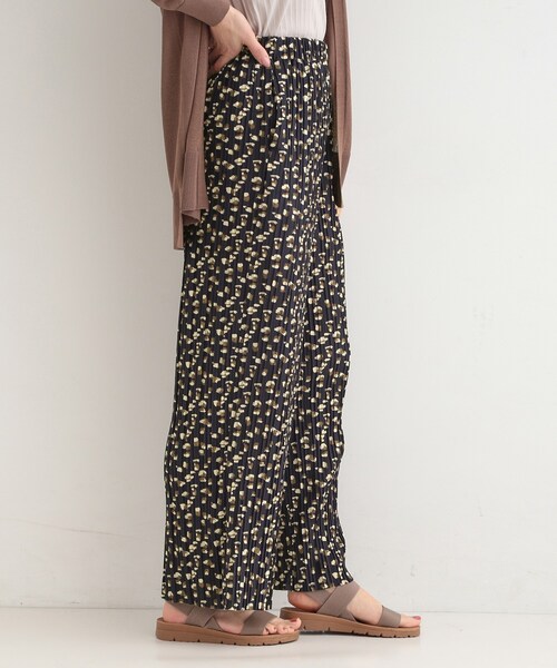 SHOO・LA・RUE（シューラルー）の「【S-LL/柄が選べる】ウエストゴムでらくちん 上品な光沢感　大人プリーツイージーパンツ（その他パンツ・レディース・ブラック系3/アイボリー系6/ブラック/ネイビー系5・02/03/04/01）」の14枚目の写真