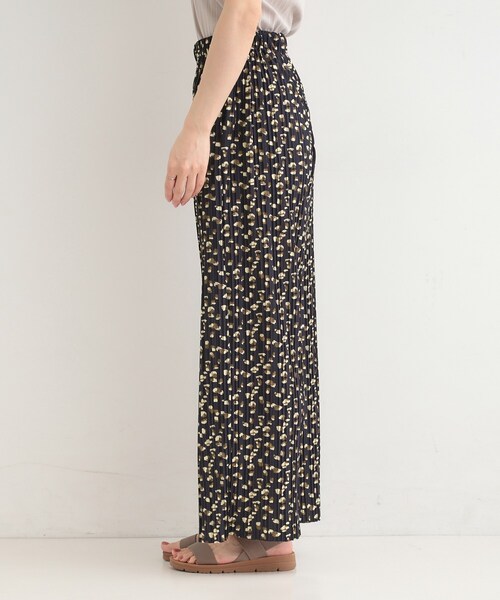 SHOO・LA・RUE（シューラルー）の「【S-LL/柄が選べる】ウエストゴムでらくちん 上品な光沢感　大人プリーツイージーパンツ（その他パンツ・レディース・ブラック系3/アイボリー系6/ブラック/ネイビー系5・02/03/04/01）」の22枚目の写真