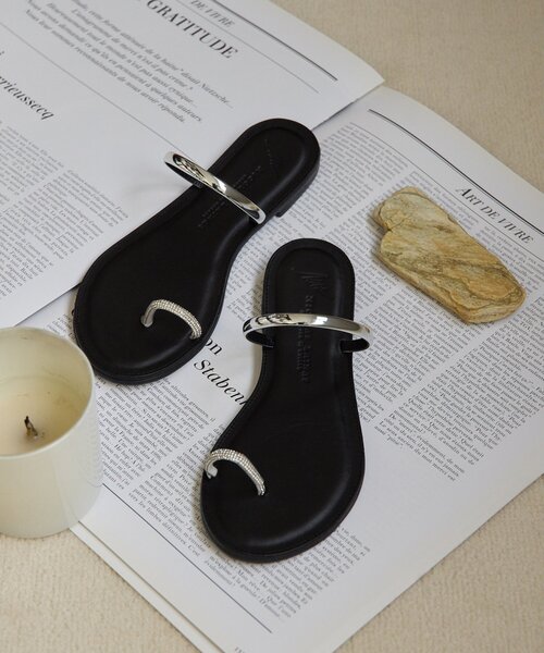 NICOLAS LAINAS(ニコラスライナス)の「<WEB限定サイズ有>【NICOLAS LAINAS】別注トングフラットサンダル(サンダル・レディース・ブラック/ブラウン・37/38/39/36)」の2枚目の写真