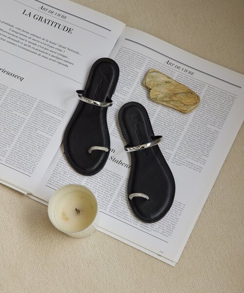 NICOLAS LAINAS(ニコラスライナス)の「<WEB限定サイズ有>【NICOLAS LAINAS】別注トングフラットサンダル(サンダル・レディース・ブラック/ブラウン・37/38/39/36)」の3枚目の写真