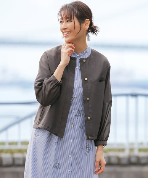 J.PRESS(ジェイプレス)の「【季節の変わり目に】リネンシアースラブ ノーカラー ブルゾン(ブルゾン・レディース・グレー系/ネイビー系/ベージュ系・9/11)」の1枚目の写真