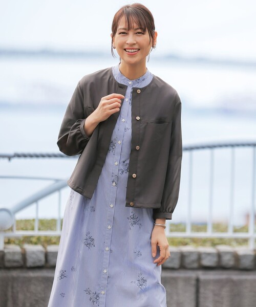 J.PRESS(ジェイプレス)の「【季節の変わり目に】リネンシアースラブ ノーカラー ブルゾン(ブルゾン・レディース・グレー系/ネイビー系/ベージュ系・9/11)」の4枚目の写真