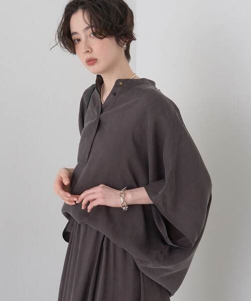 Rouge vif(ルージュヴィフ)の「【セットアップ対応】キュプラフィブリルドレープスキッパーブラウス(シャツ/ブラウス・レディース・グレー/グレイッシュベージュ/アイボリー・フリー)」の3枚目の写真