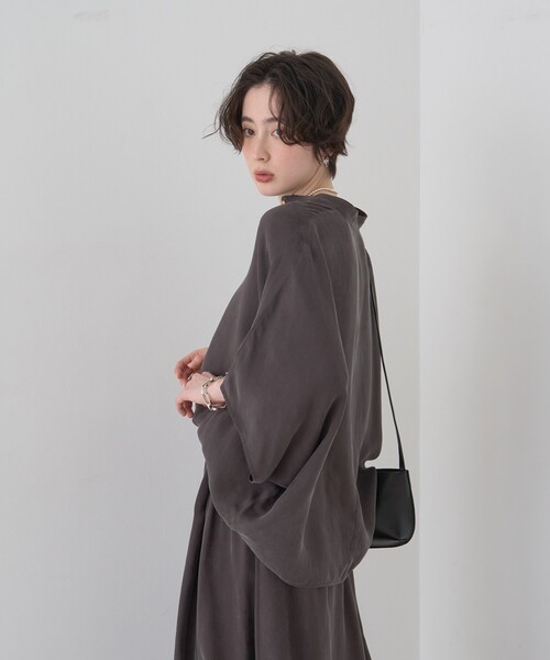 Rouge vif(ルージュヴィフ)の「【セットアップ対応】キュプラフィブリルドレープスキッパーブラウス(シャツ/ブラウス・レディース・グレー/グレイッシュベージュ/アイボリー・フリー)」の16枚目の写真