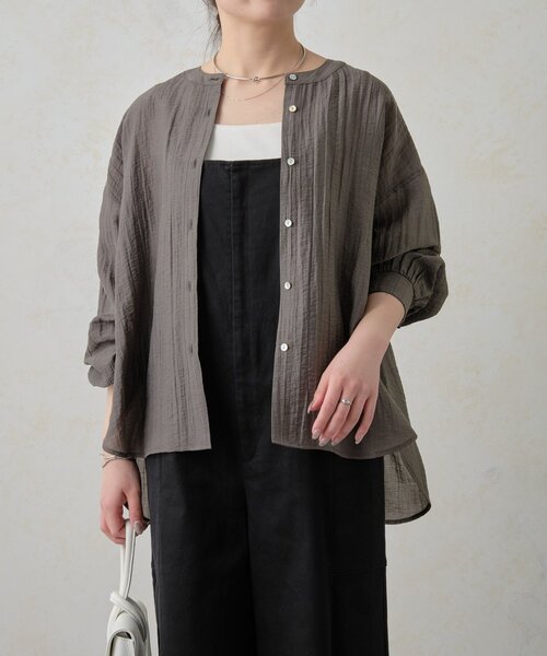 Jena espace merveilleux（ジェナ　エスパスメルヴェイユ）の「バックギャザーシアーシャツ（シャツ/ブラウス・レディース・チャコールグレー/オフホワイト/グリーン・FREE）」の2枚目の写真