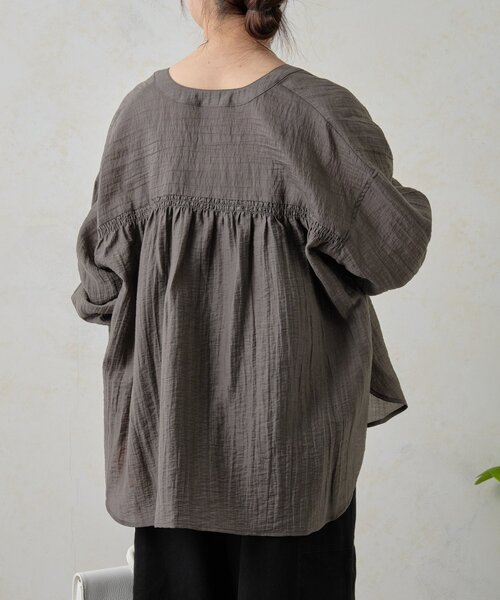 Jena espace merveilleux（ジェナ　エスパスメルヴェイユ）の「バックギャザーシアーシャツ（シャツ/ブラウス・レディース・チャコールグレー/オフホワイト/グリーン・FREE）」の12枚目の写真