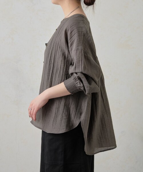 Jena espace merveilleux（ジェナ　エスパスメルヴェイユ）の「バックギャザーシアーシャツ（シャツ/ブラウス・レディース・チャコールグレー/オフホワイト/グリーン・FREE）」の16枚目の写真
