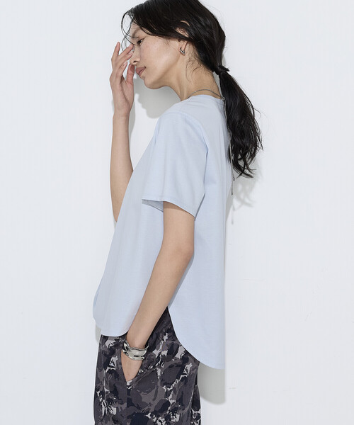 K.T KIYOKO TAKASE(キヨコタカセ)の「コットン強撚ポンチ ドレープタックシャツ(Tシャツ/カットソー・レディース・サックスブルー/ホワイト/ブラウン・9号)」の17枚目の写真
