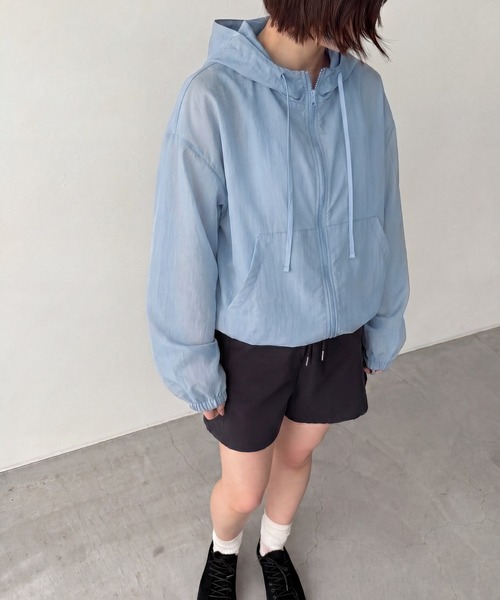 CANAL JEAN（キャナルジーン）の「El mar　UVカットナイロンパーカー（ナイロンジャケット・レディース・ホワイト/サックスブルー・ONE SIZE）」の2枚目の写真